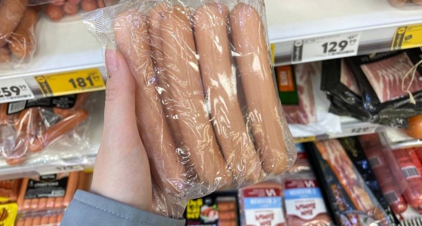 Никакой бумаги, внутри лишь натуральное мясо: в Роскачестве назвали лучшие марки сосисок и сарделек