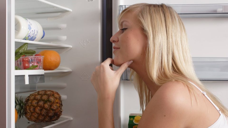 Забудьте о неприятном запахе в холодильнике: этот простой продукт решит проблему