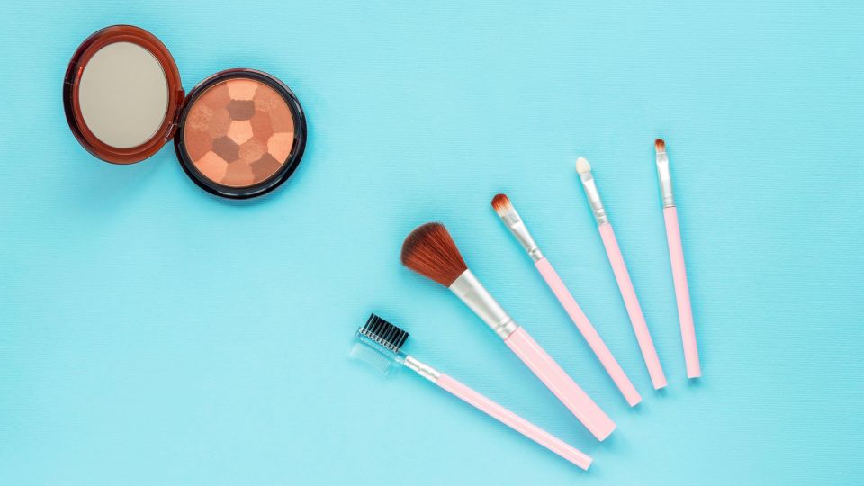 Взгляд будет сияющим: простой лайфхак для макияжа после 30 лет