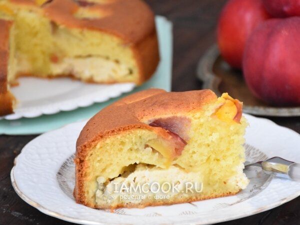 Неожиданный сюрприз: воздушный пирог с фруктами и творожной начинкой