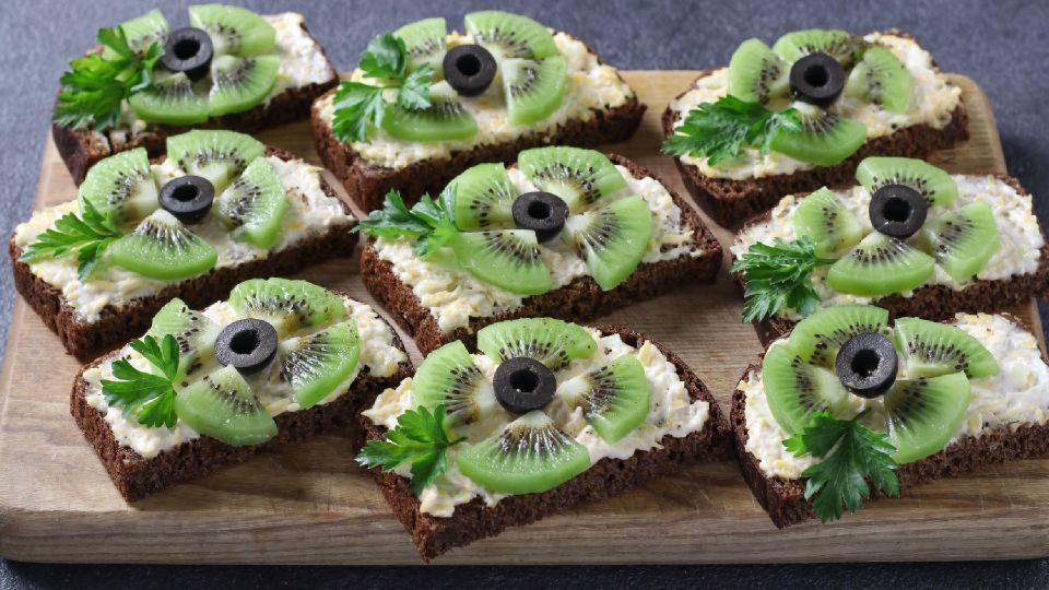 Легкие бутерброды поразят гостей нежным вкусом: добавьте один необычный продукт