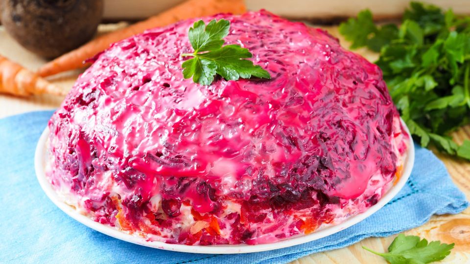 Мудрые хозяйки кладут в селедку под шубой это: даже дешевая рыба станет вкуснее