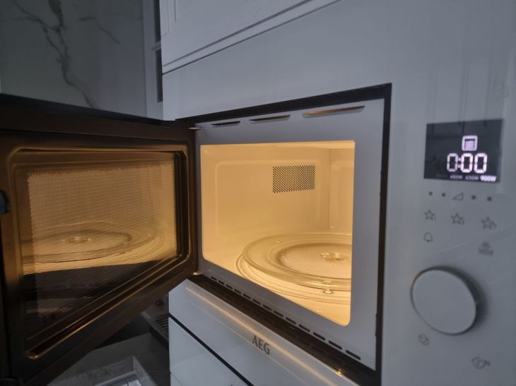 Фатальные просчеты: микроволновка ломается из-за этих ошибок в использовании – совершает каждый второй