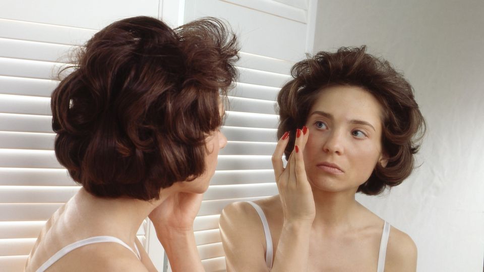 Больше никаких мешков и отеков: наносите вечером крем только так