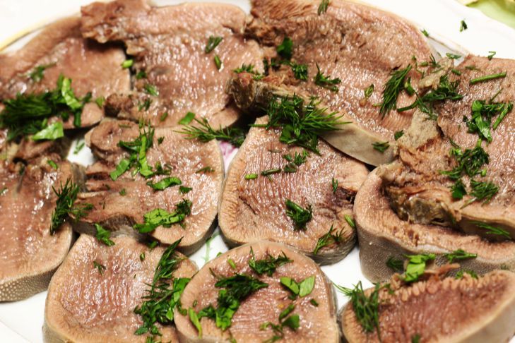 Как в два счета снять кожу с говяжьего языка: повар делится секретом