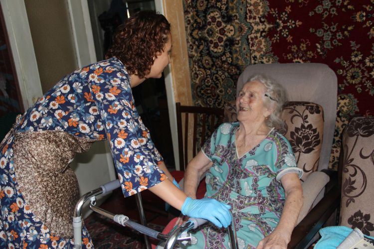 Новый закон о поддержке пожилых: как изменились помощь и уход в 2025 году