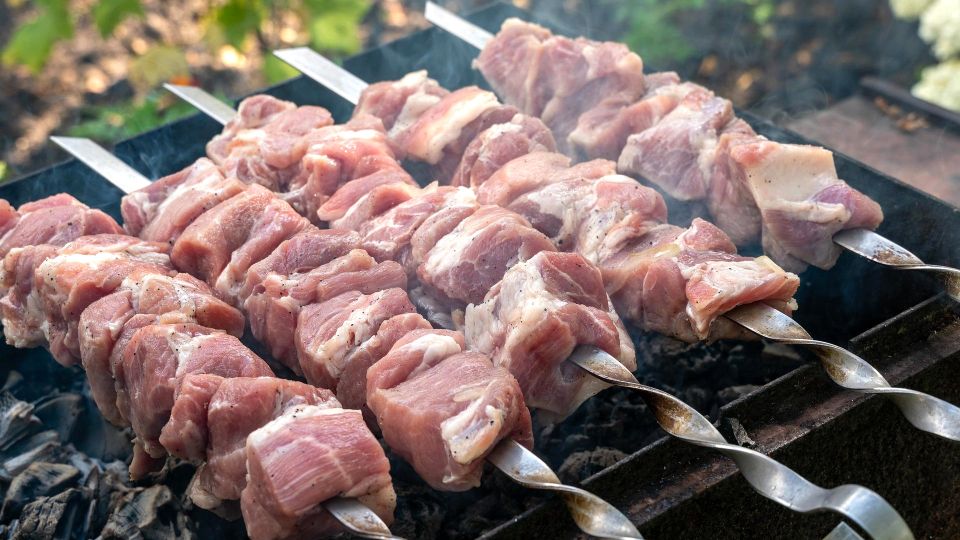 Эксперт объяснил, как сделать полумокрый маринад для шашлыка