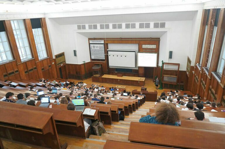 Рособрнадзор предупреждает о нарушениях в десятке вузов