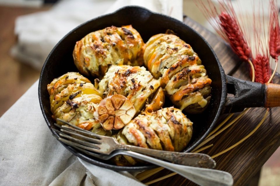 Фаршированный картофель с грибами и сыром: оригинальный подход к классике