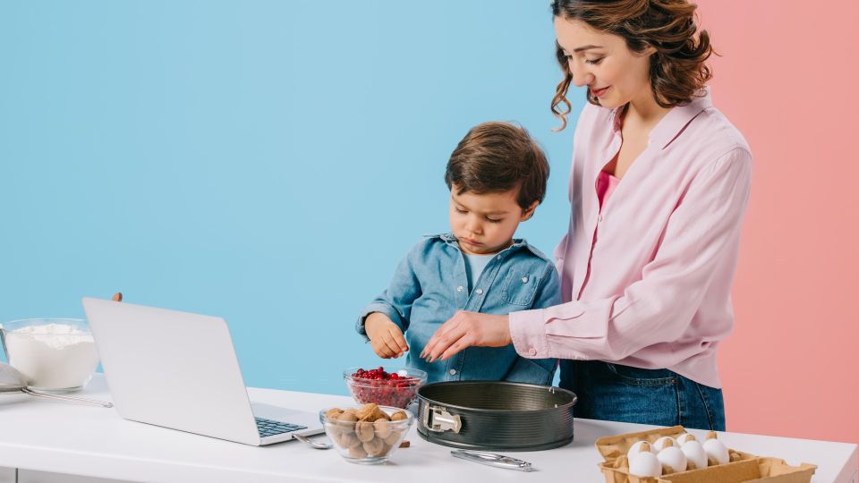 Гости не заметят подмены: как сделать форму для выпечки своими руками