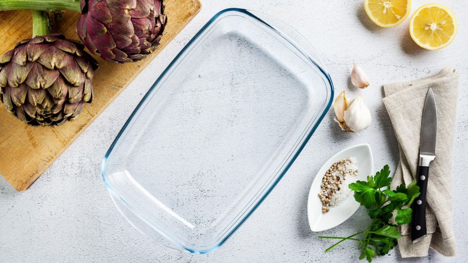 Не оставите царапин: только так нужно убирать нагар со стеклянной формы