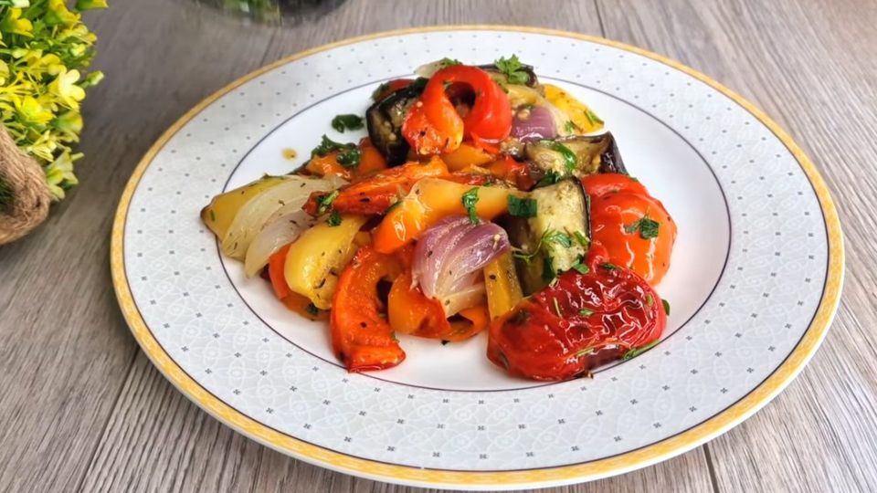 Простой салат на каждый день: готовим лакомство из сезонных овощей за полчаса