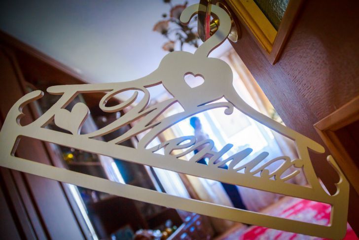 Необычные лайфхаки с вешалками: хранить вещи теперь можно в 10 раз компактнее