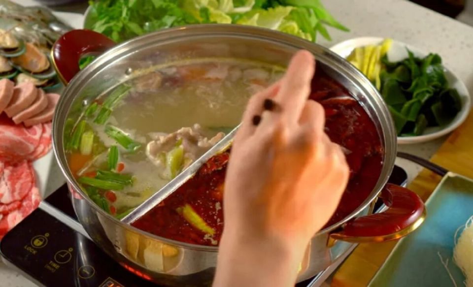 Шеф-повар предупреждает: какой ингредиент не стоит добавлять в горячий бульон