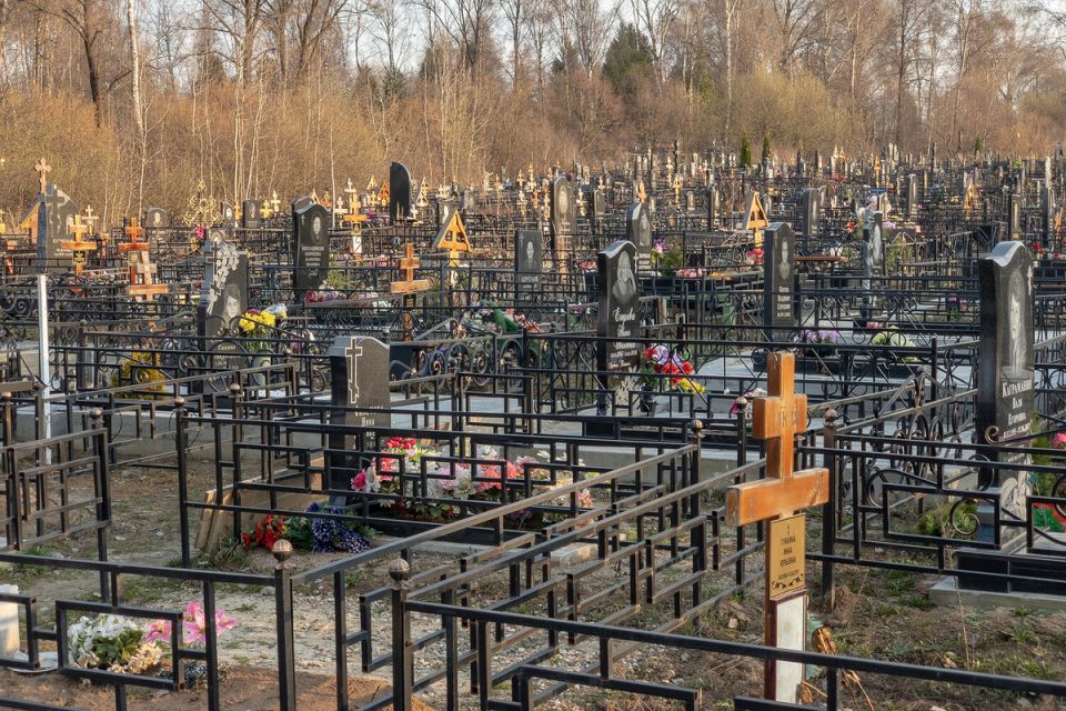 Растущие цены на похоронные услуги: как семьи справляются с новыми реалиями