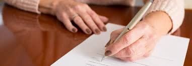 Пожилые люди под угрозой: как не потерять квартиру в эпоху мошенничества