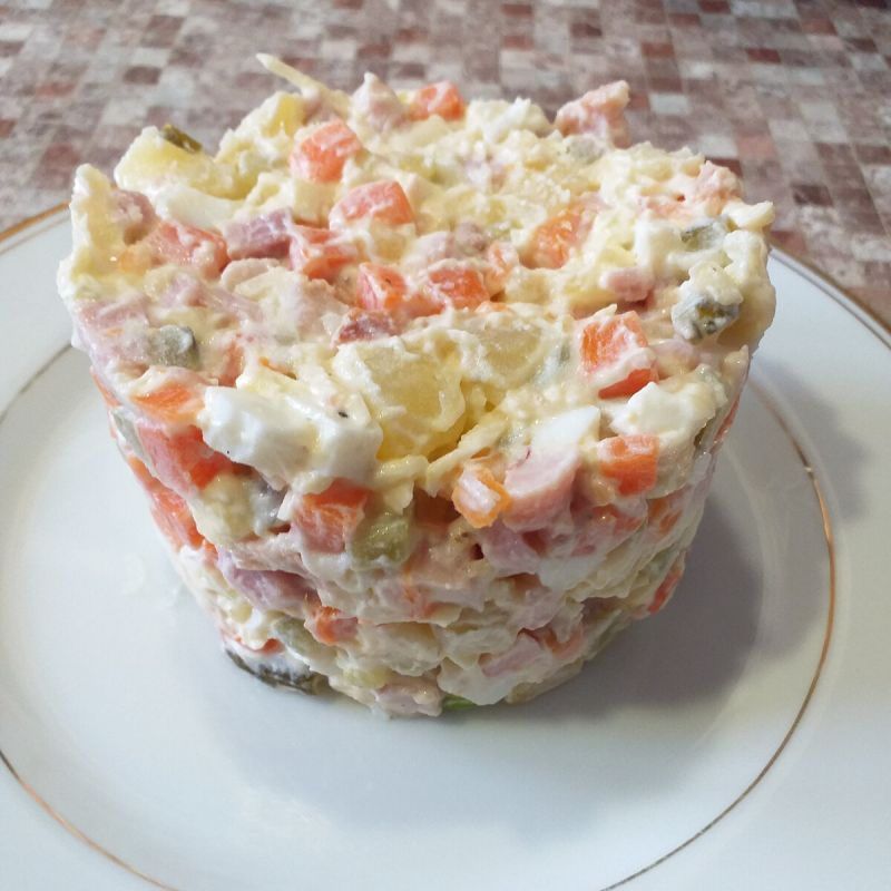 Новый взгляд на классический салат: свежий рецепт для праздничного стола