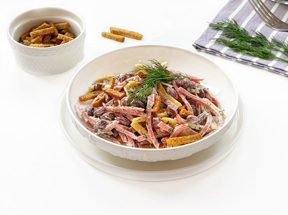 Салат с сухариками и колбасой — идеальное решение для быстрого ужина