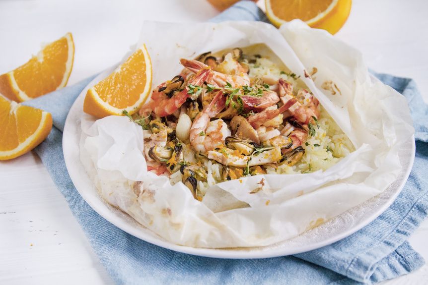 Запеченные морепродукты с ароматным апельсиновым рисом: простой рецепт