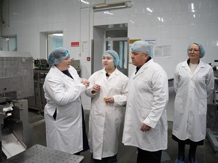 Тактильная реальность мечты: школьница увидела полный цикл изготовления мороженого