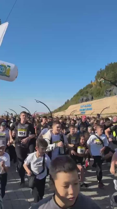 Югра на старте!. Тысячи жителей нашего региона прямо сейчас бегут вместе со всей Россией! «Кросс нации» — это единство и сила спортивного духа