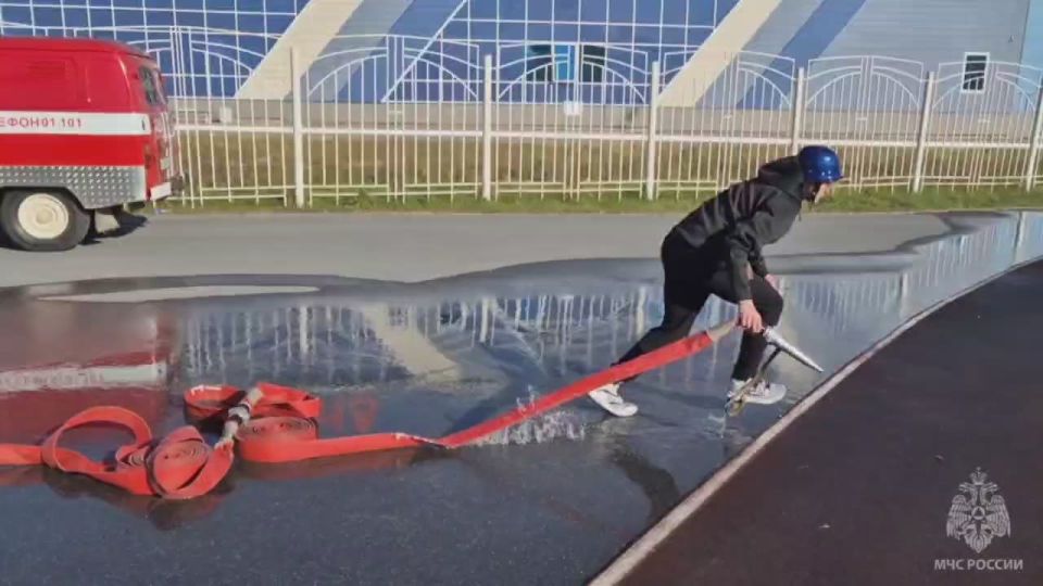 В Урае на стадионе «Нефтяник» прошли соревнования среди школьных команд дружин юных пожарных