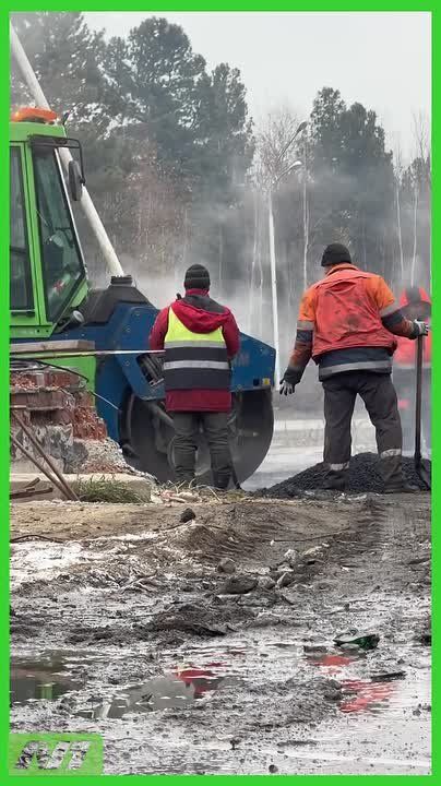 Молодцы, ребята, даже в снег не останавливают работу