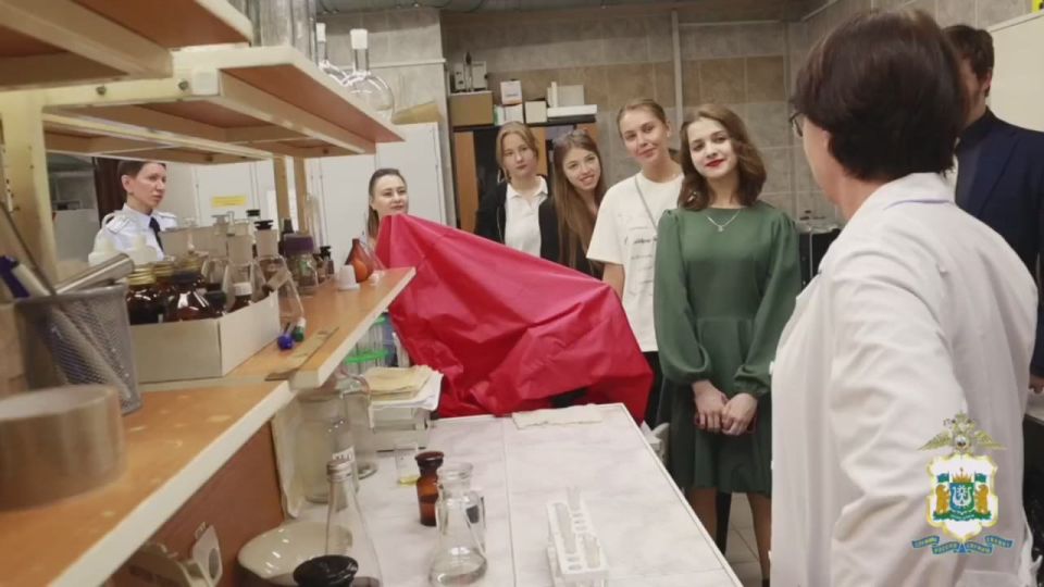 Учащиеся Югорского физико-математического лицея посетили Экспертно-криминалистический центр югорской полиции