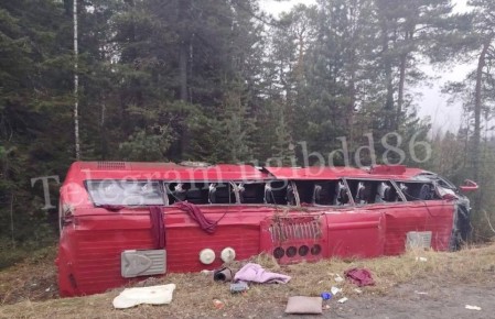 Два человека погибли в автобусе, который перевернулся на трассе в Югре