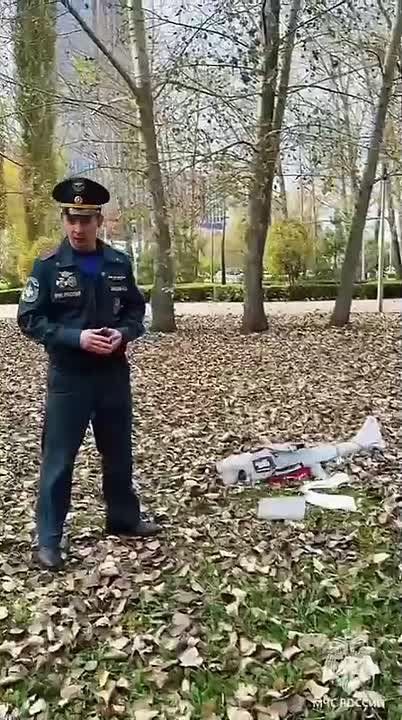 В рамках рубрики #БезопаснаяСреда размещаем видеоролик МЧС России с инструкцией о действиях при обнаружении беспилотного летательного аппарата – как вести себя на открытой местности, в помещении или транспортном средстве