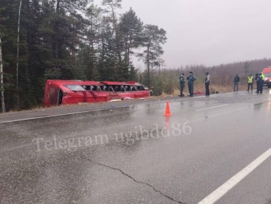 Автобус съехал в кювет и опрокинулся в Югре