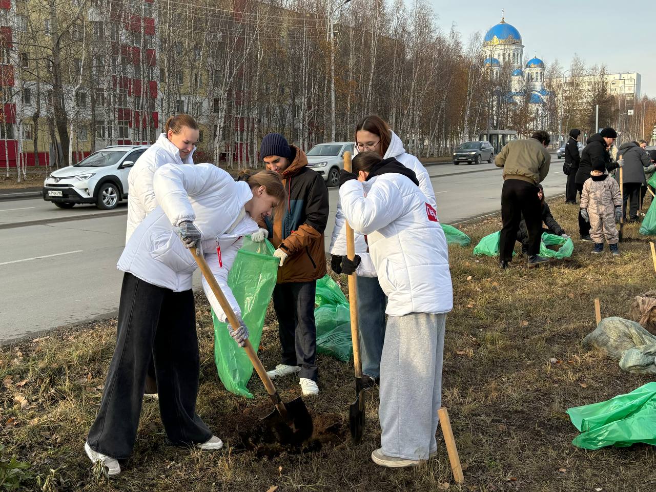 Более 30 саженцев высадили сегодня в рамках экологической акции по посадке деревьев
