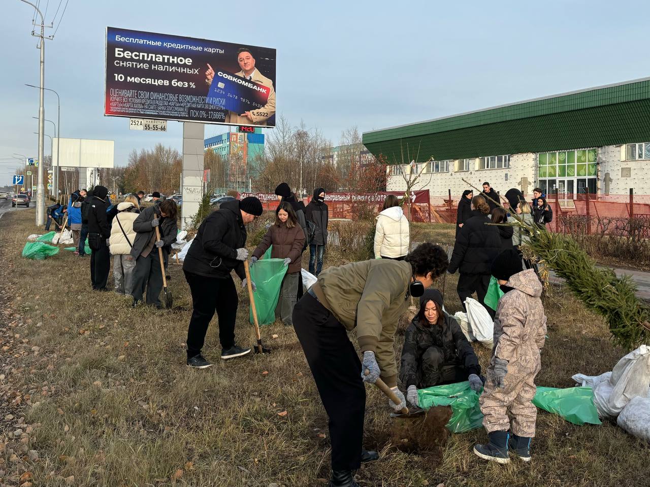 Более 30 саженцев высадили сегодня в рамках экологической акции по посадке деревьев Более 30 саженцев высадили сегодня в рамках экологической акции по посадке деревьев