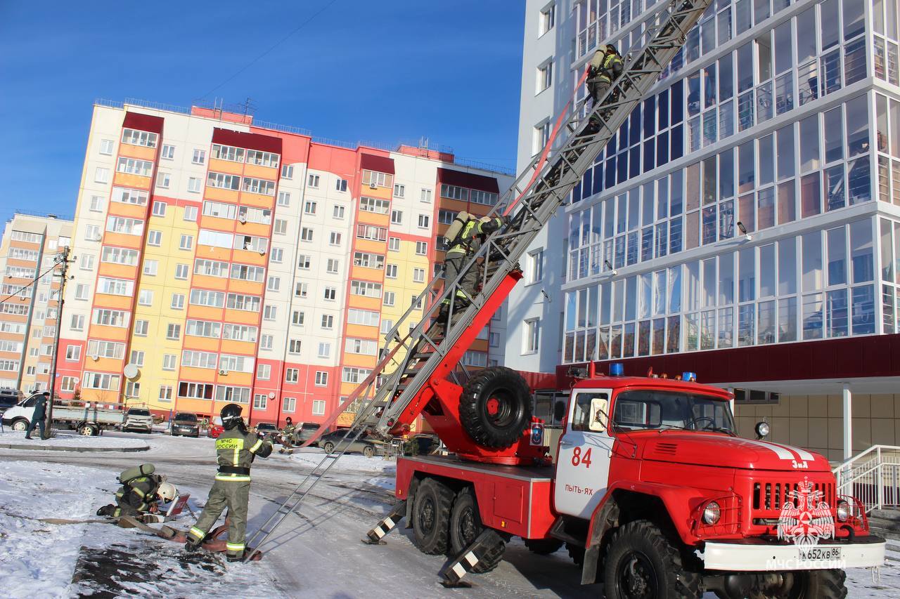 Пожарно-тактические учения в многоэтажном жилом доме прошли в Пыть-Яхе Пожарно-тактические учения в многоэтажном жилом доме прошли в Пыть-Яхе