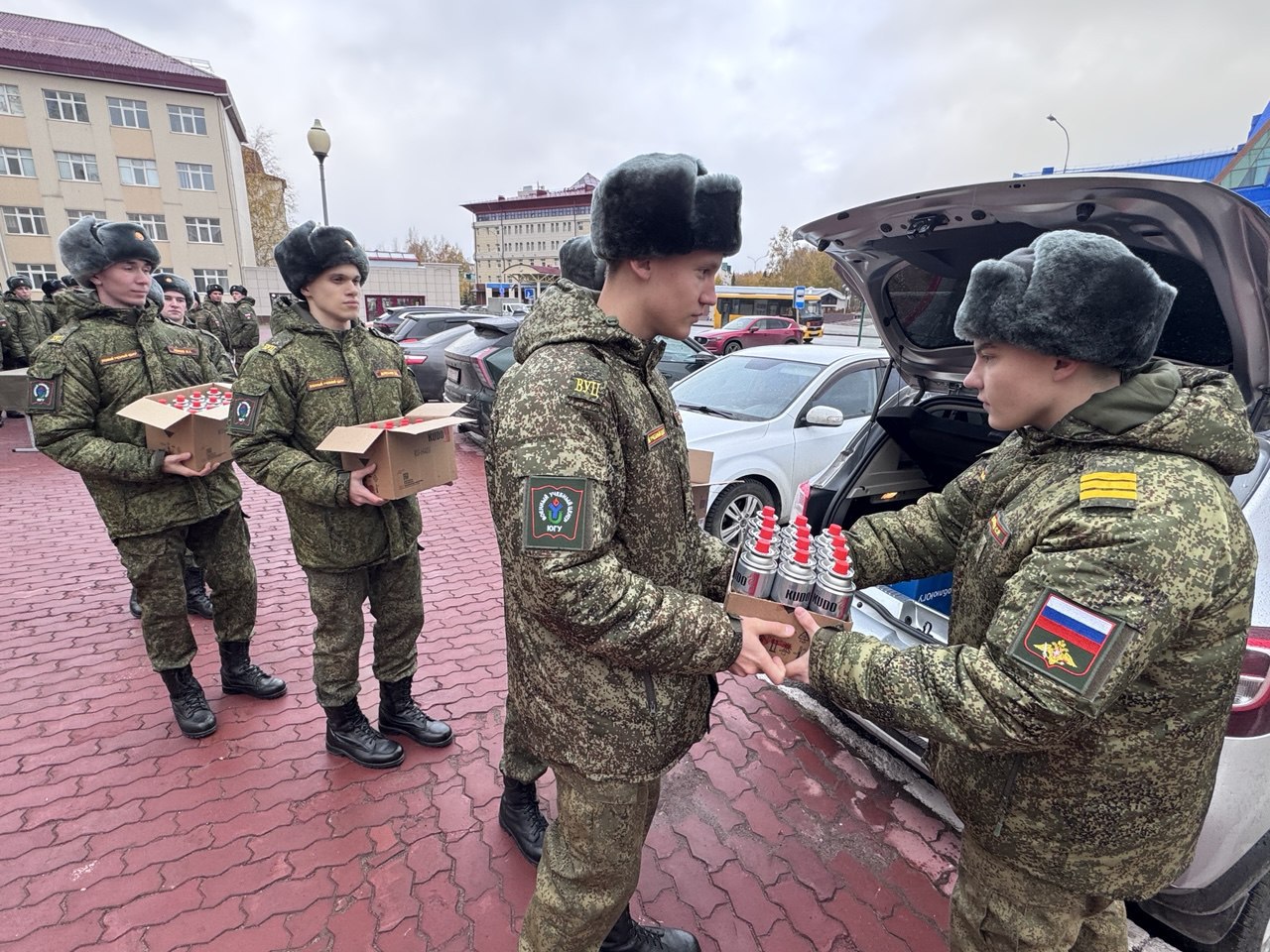 Курсанты Югорского университета поддержали военнослужащих в акции «Студенческий фронт» Курсанты Югорского университета поддержали военнослужащих в акции «Студенческий фронт»
