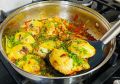 Идеальный завтрак за 5 минут: яйца с помидорами и сыром