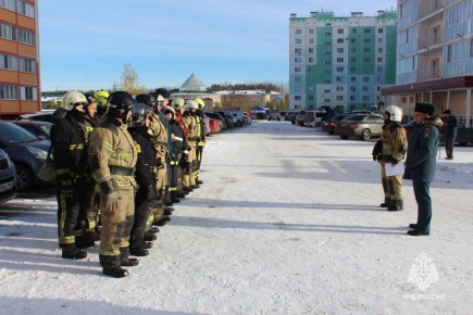 Пожарно-тактические учения в многоэтажном жилом доме прошли в Пыть-Яхе