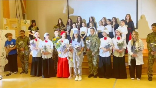 На сцене актового зала школы №14 состоялась премьера театральной постановки «Не 43-й...», которую представил школьный театр «Фантазия»