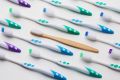 Уход за искусственными зубами: выбор щетки имеет значение