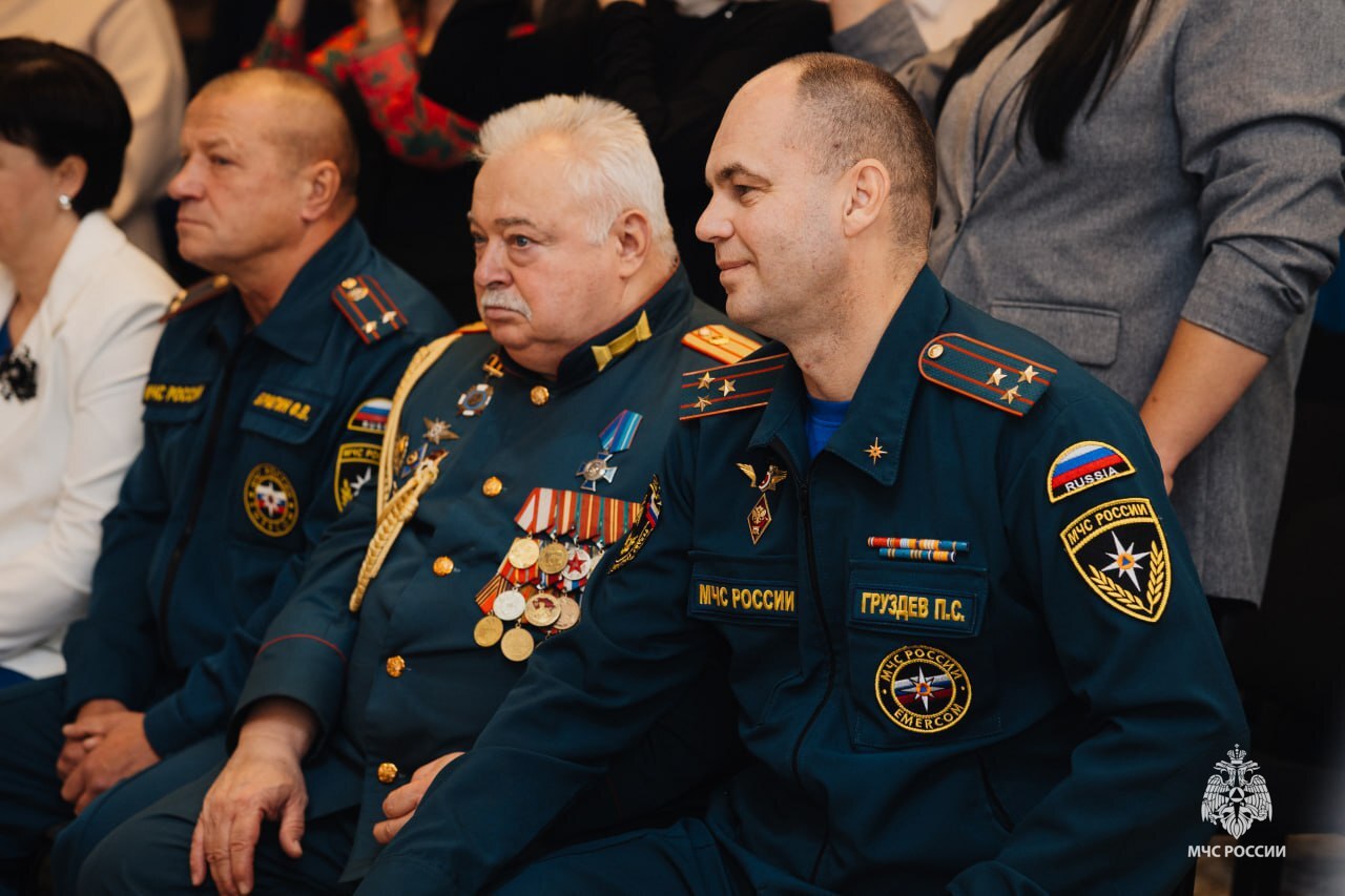 Верность традициям: «Юные кадеты МЧС России» - будущее в надежных руках Верность традициям: «Юные кадеты МЧС России» - будущее в надежных руках