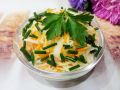 Простой и питательный салат: капуста, морковь и зеленый лук в вашем меню