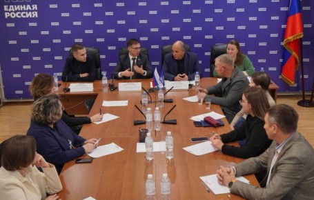 Как Председатель регионального Совета сторонников партии провел вместе с коллегами заседание дискуссионного клуба по проблематике, связанной с развитием некоммерческого сектора России