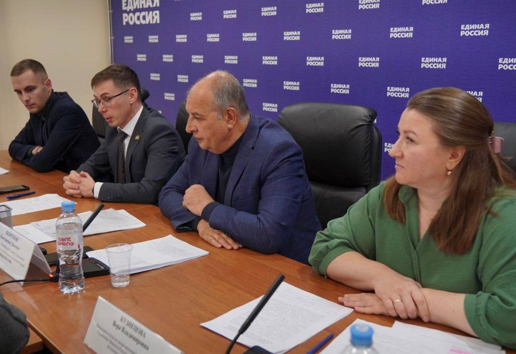 Как Председатель регионального Совета сторонников партии провел вместе с коллегами заседание дискуссионного клуба по проблематике, связанной с развитием некоммерческого сектора России Как Председатель регионального Совета сторонников партии провел вместе с коллегами заседание дискуссионного клуба по проблематике, связанной с развитием некоммерческого сектора России