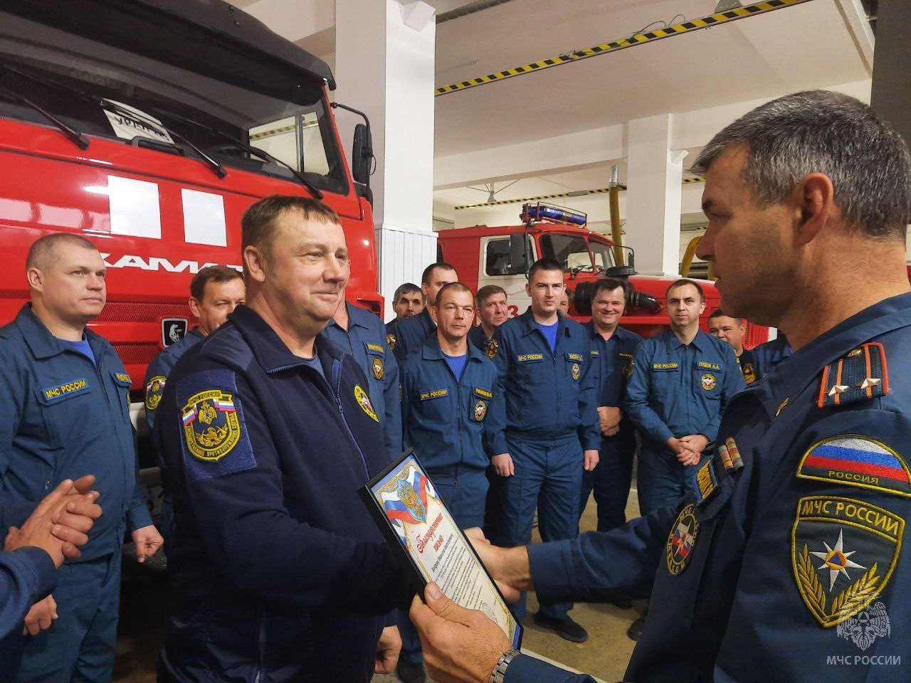 #СпасибоМЧС. Благодарность от воинской части вручена сотруднику МЧС России #СпасибоМЧС. Благодарность от воинской части вручена сотруднику МЧС России