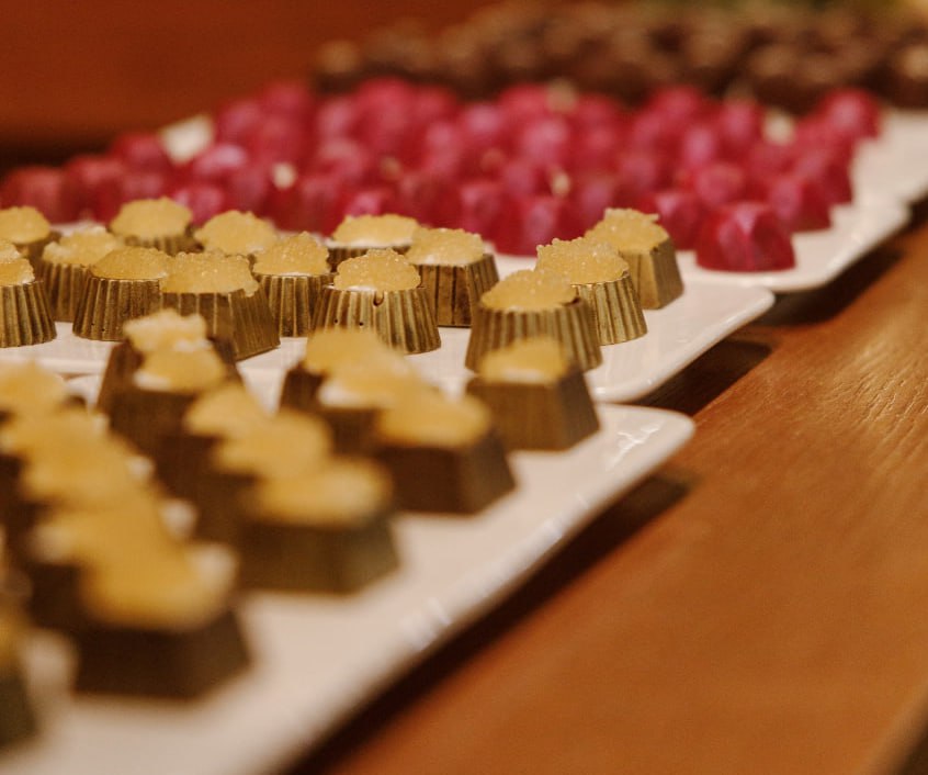 Деликатесы Севера: конфетами с щучьей икрой и шоколадом с мясом оленя накормили полпреда президента Жогу и губернатора ХМАО Кухарука на выставке в Екатеринбурге Деликатесы Севера: конфетами с щучьей икрой и шоколадом с мясом оленя накормили полпреда президента Жогу и губернатора ХМАО Кухарука на выставке в Екатеринбурге