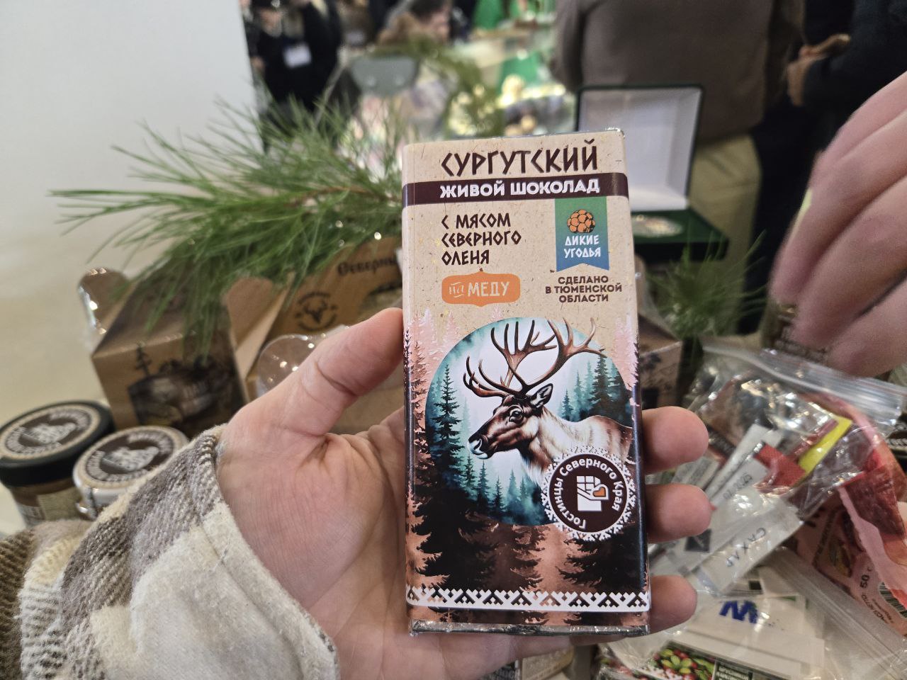 Деликатесы Севера: конфетами с щучьей икрой и шоколадом с мясом оленя накормили полпреда президента Жогу и губернатора ХМАО Кухарука на выставке в Екатеринбурге Деликатесы Севера: конфетами с щучьей икрой и шоколадом с мясом оленя накормили полпреда президента Жогу и губернатора ХМАО Кухарука на выставке в Екатеринбурге