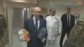 Владимир Путин приехал в центральный военный госпиталь им. П. В. Мандрыки с подаренными ему двумя иконами