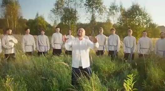 Актёр Владимир Селиванов, известный по роли Вована в сериале «Реальные пацаны», представил новую песню «Россия» и одноимённый клип