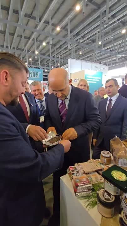 Деликатесы Севера: конфетами с щучьей икрой и шоколадом с мясом оленя накормили полпреда президента Жогу и губернатора ХМАО Кухарука на выставке в Екатеринбурге
