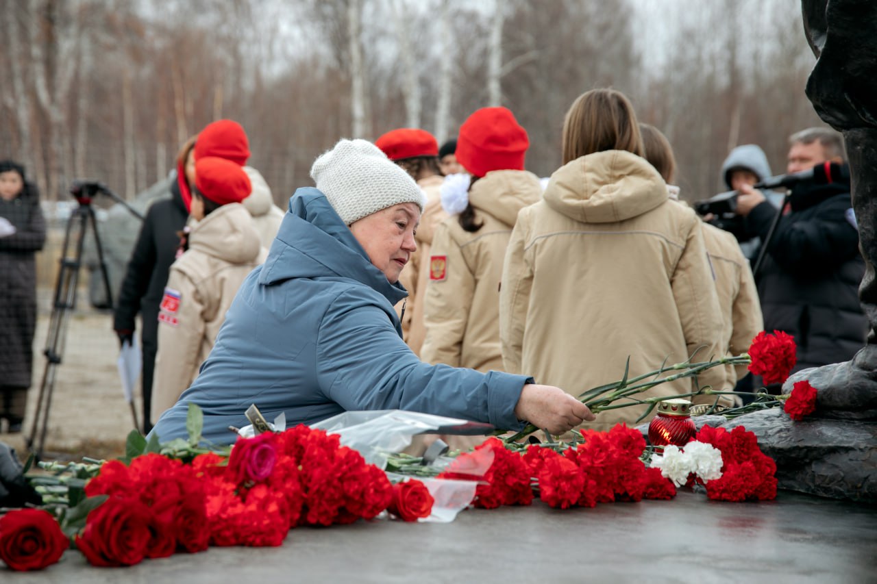 Сургутяне почтили память жертв политических репрессий Сургутяне почтили память жертв политических репрессий